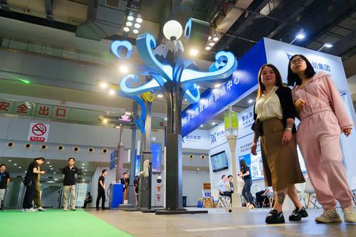 这款“重庆造”路灯不仅能一键报警还能给电动汽车充电(图4)