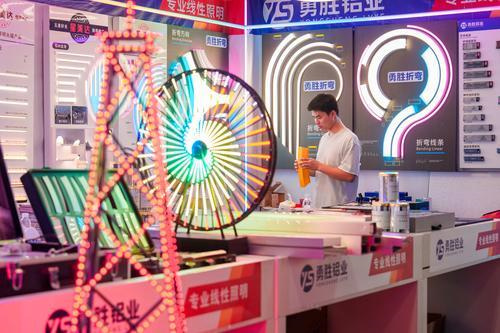 这款“重庆造”路灯不仅能一键报警还能给电动汽车充电(图1)