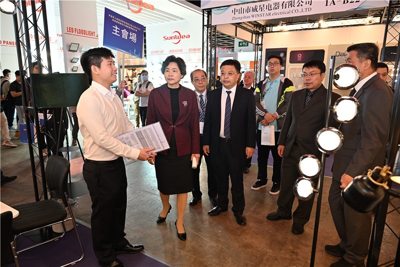 中山灯饰面向全球揽客！中山智慧照明馆亮相香港国际春季灯饰展(图3)