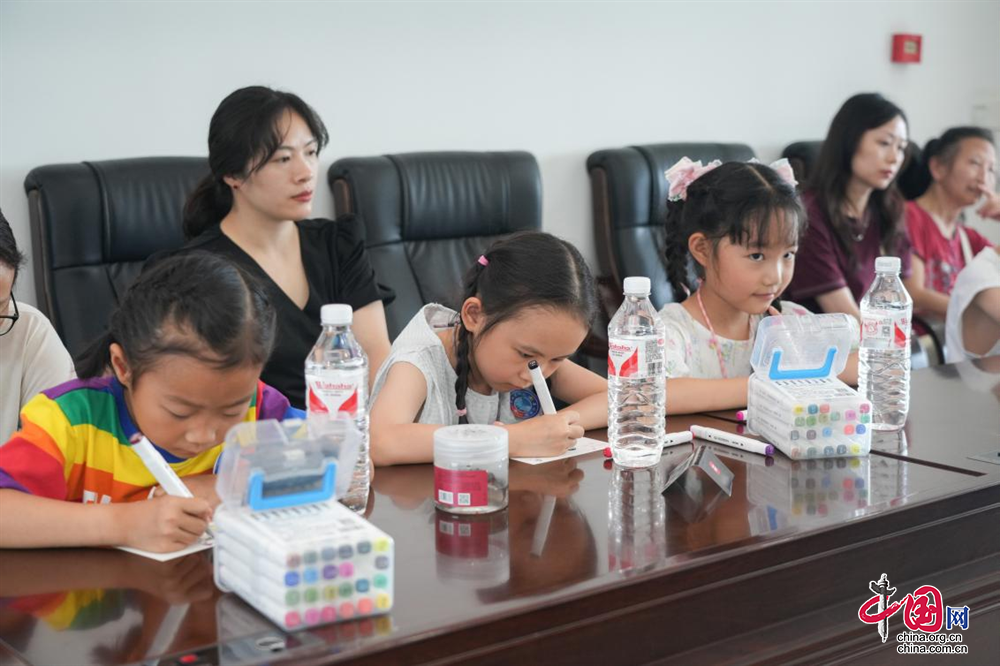 成都市城管委组织开展照明监管进校园、进社区公益活动(图1)