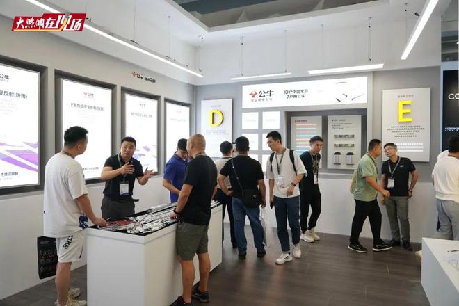 直击光亚展！公牛商用照明引爆全场！(图2)