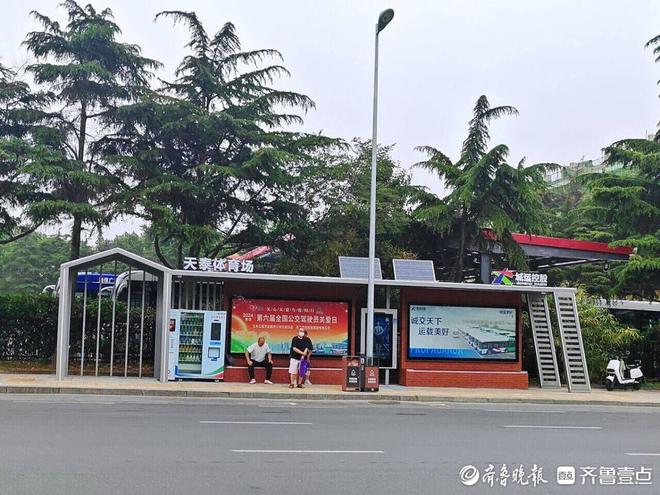 岛城首座人工智能候车亭上岗“城运小嫚”当智能出行助手(图2)