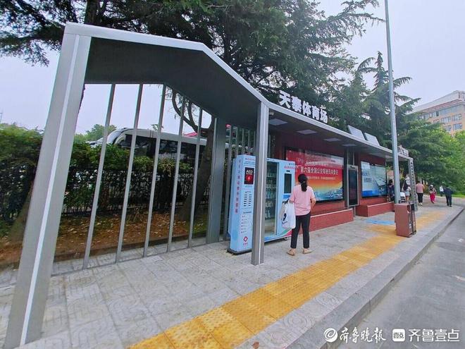 岛城首座人工智能候车亭上岗“城运小嫚”当智能出行助手(图3)