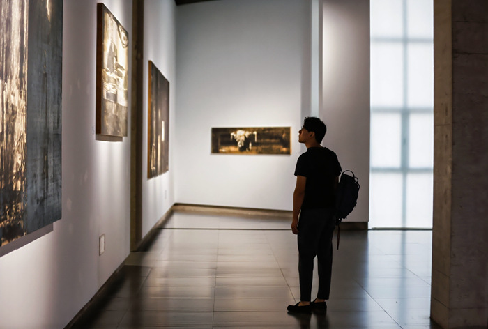 他把版画的“木板”发展为独立艺术呈现出充满精神性的“板象”(图13)