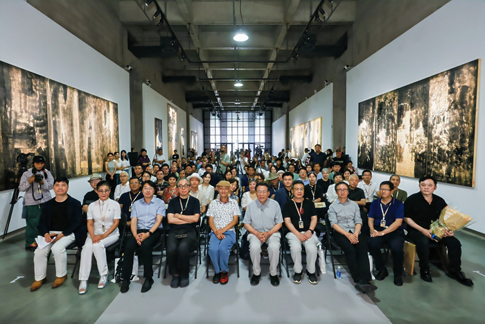 他把版画的“木板”发展为独立艺术呈现出充满精神性的“板象”(图6)