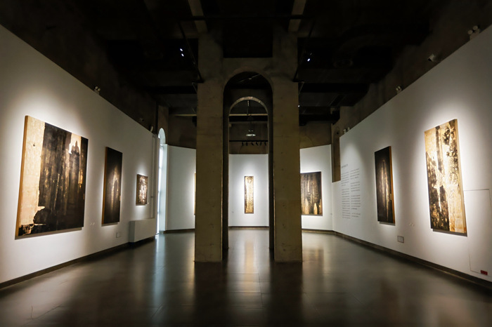 他把版画的“木板”发展为独立艺术呈现出充满精神性的“板象”(图7)