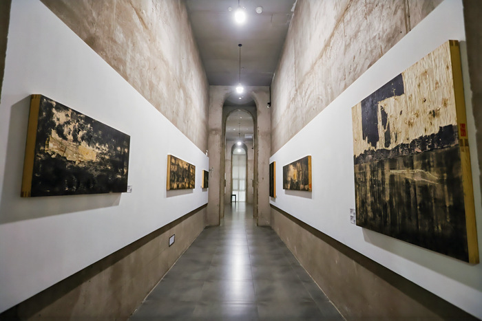他把版画的“木板”发展为独立艺术呈现出充满精神性的“板象”(图12)