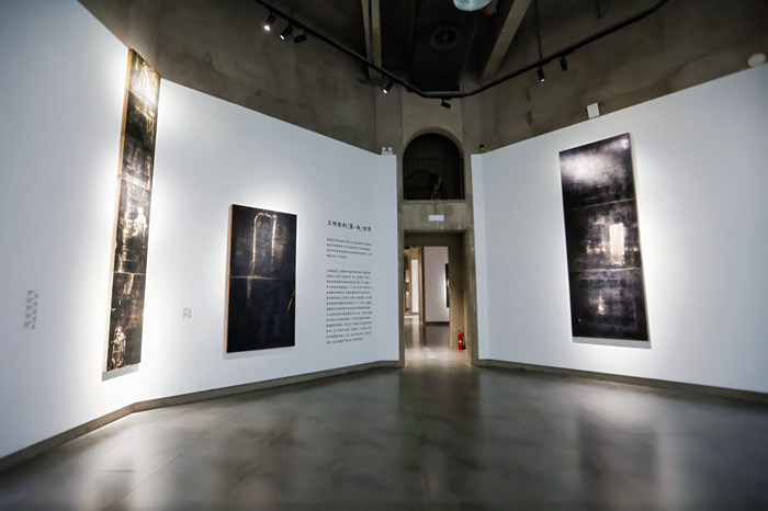 他把版画的“木板”发展为独立艺术呈现出充满精神性的“板象”(图9)