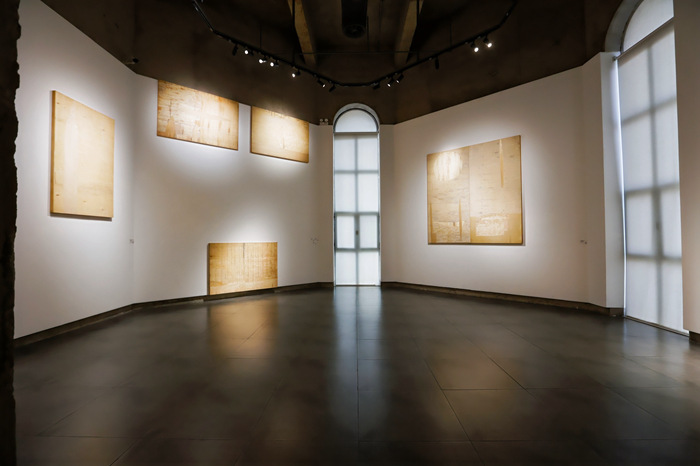 他把版画的“木板”发展为独立艺术呈现出充满精神性的“板象”(图8)