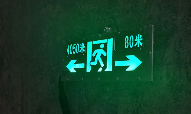 智能疏散系统中的指示灯有哪些类型？它们如何指示较佳疏散路线？(图3)