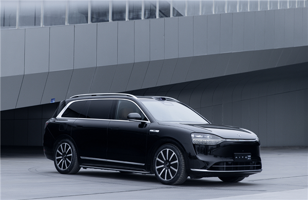 星宇研发!问界M9智慧灯光系统登场:可实现户外100英寸投影(图1)