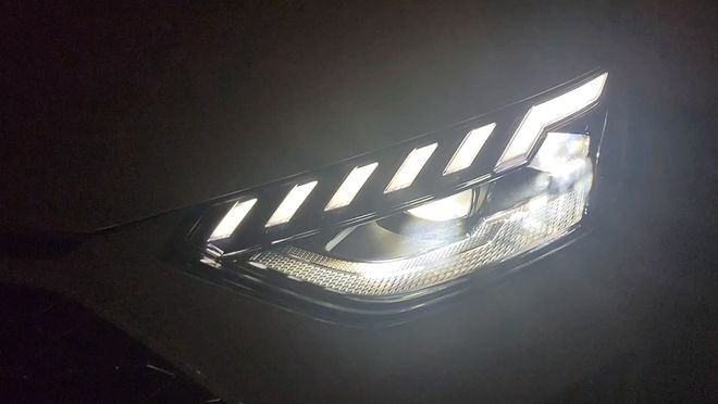 汽车大灯类型解析:LED与卤素灯的区别(图2)