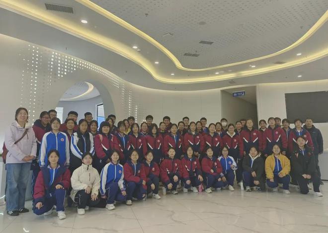 探索科技与国际文化之旅——胶州三中组织上合示范区研学活动(图1)