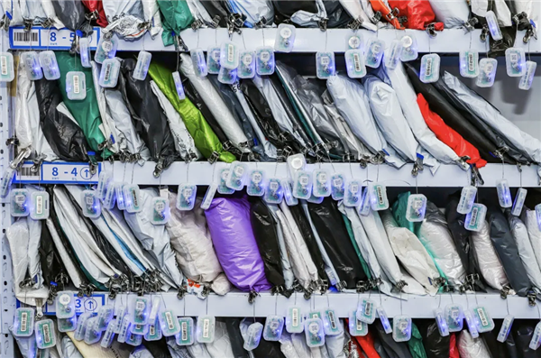 菜鸟驿站上线智能灯条：扫码取件可点亮查看包裹位置(图2)