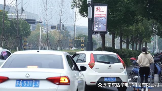 未来已来！南京在全国率先上岗“智慧路灯机器人”(图1)