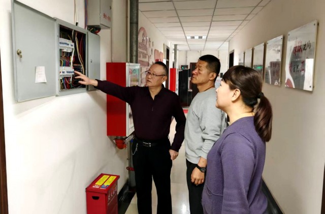 师市城管局环卫服务中心对办公场所开展春节前消防安全大检查(图1)