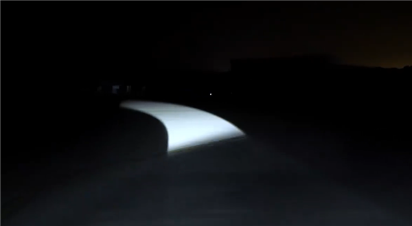 把光铺路上问界M9用上华为车语系统20：会拐弯的大灯出现了(图4)