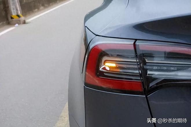 机动车后转向灯越做越小了偷工减料？不不不还有高手(图1)