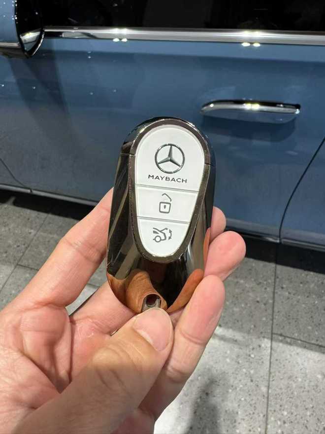 迈巴赫S680高定版内外搭配独特的瓷器蓝(图9)