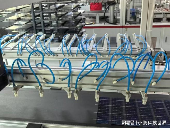 乌鲁木齐职业大学团队研发智能光伏板检测装置助力光伏产业升级(图1)