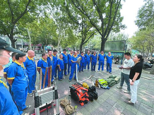 市城管局环卫服务中心筑牢汛期安全防线br守护公厕“小角落”里的“大幸福”(图1)