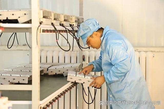 一批智慧路灯启用能照明、监控、广播、充电……(图5)