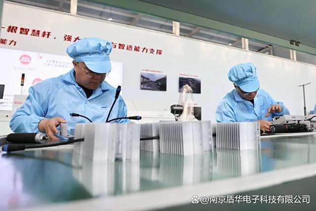 一批智慧路灯启用能照明、监控、广播、充电……(图4)