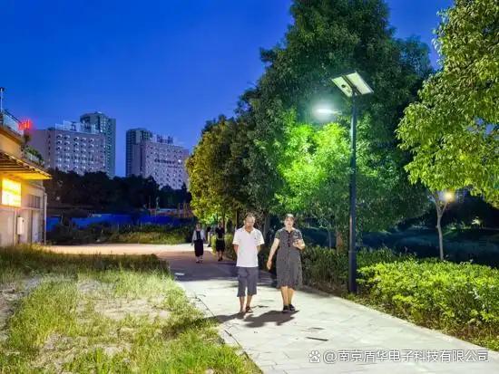 重庆荣昌：合同能源管理智慧路灯升级“焕新”居民幸福“加码”(图1)