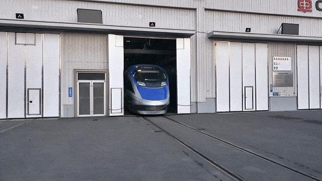 我国首列中国标准智能市域列车惊艳亮相(图1)