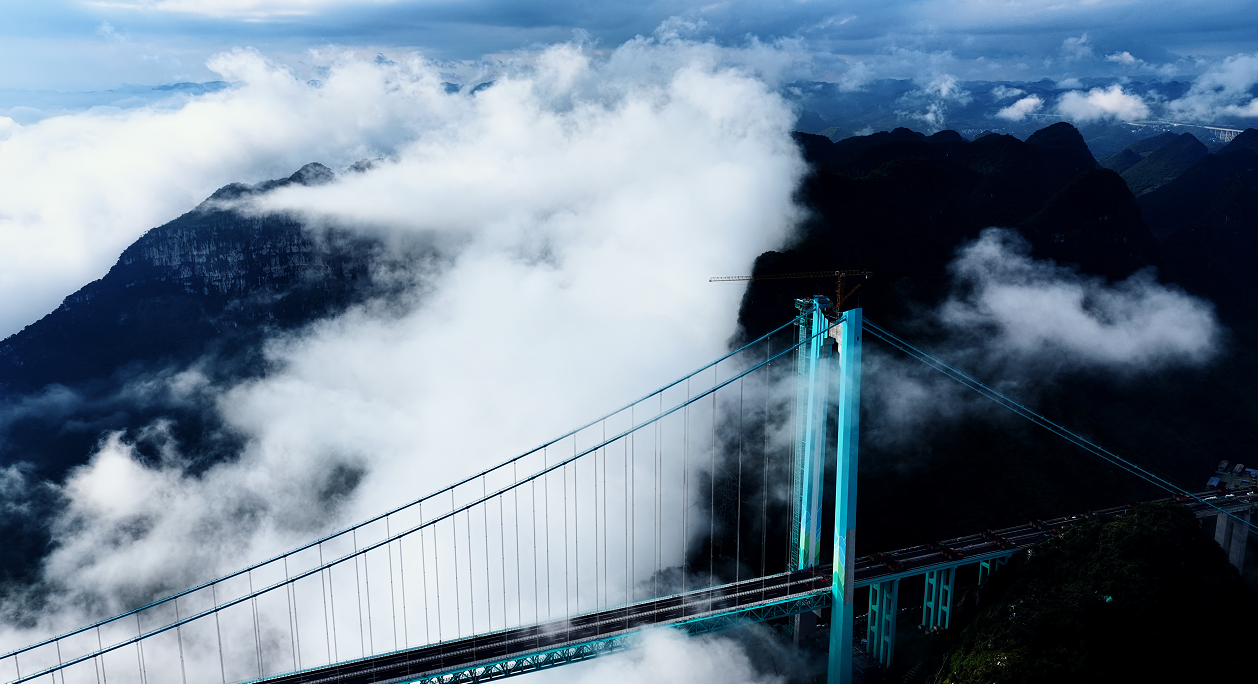 一桥破空入画中!花江峡谷大桥一座架在喀斯特上的世界奇迹(图1)