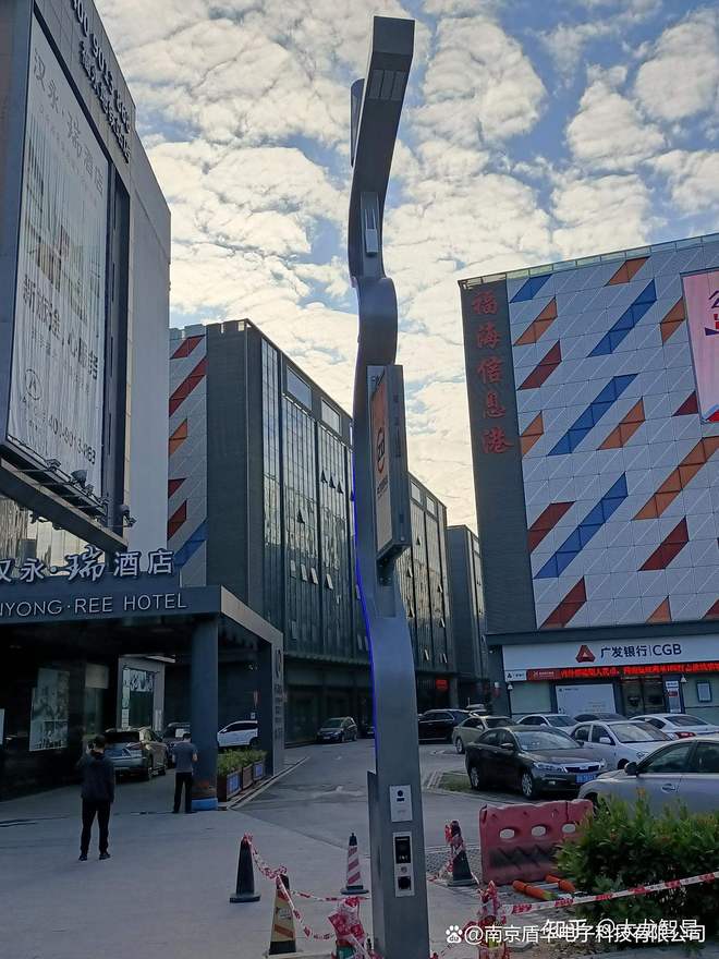 LED智慧路灯杆屏:赋能地铁站点亮智慧出行新图景(图2)