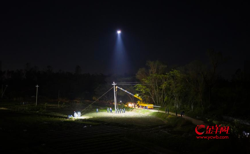 为抢修“攻坚战”装上“空中灯塔”！系留无人机照明破解夜间电力抢险难题(图1)