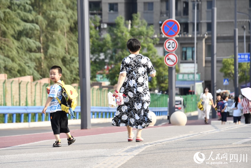 用心贴近群众以“网”为民服务(图1)