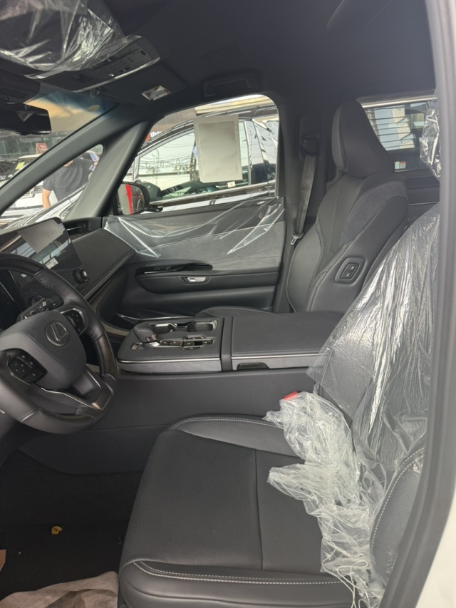 2025款雷克萨斯LM350h25七座港口现车优惠5万(图2)