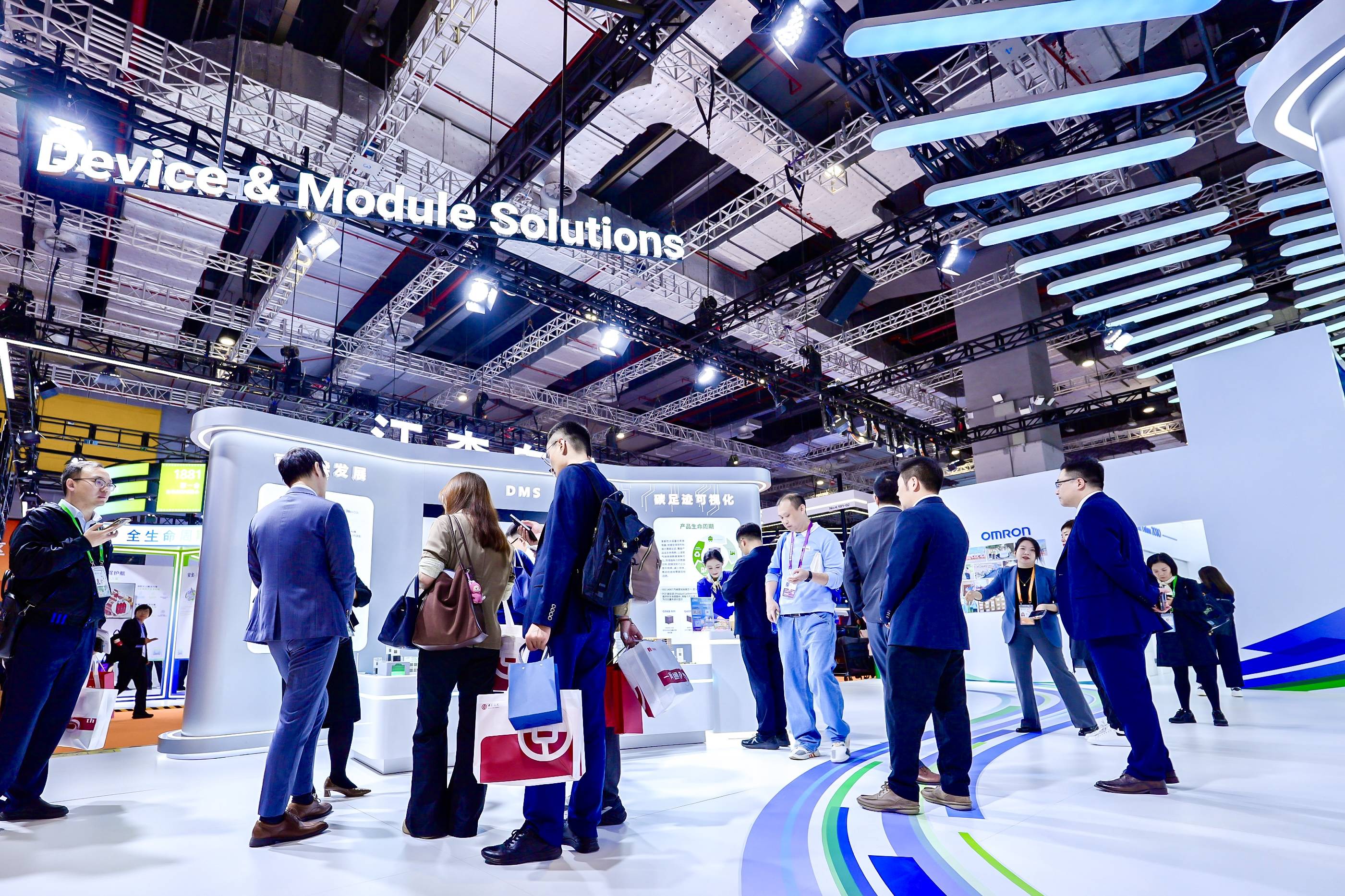 八赴进博共绘进彩欧姆龙以新质时代自动化+共筑价值新生态(图3)
