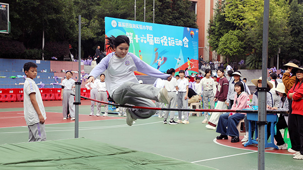 做活“空间乘法”这所小学让体育课“上天入地”(图1)