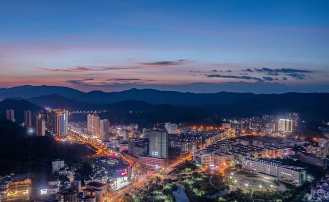 定南县智慧路灯照明节能改造照亮出行路点亮幸福生活(图1)