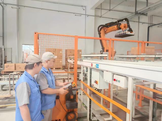 “黑灯”里的绿色智造之光(图1)