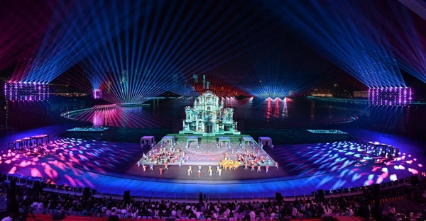 夜空中最纯正的中国红光峰科技全彩激光探照灯首秀全运会闭幕式(图2)