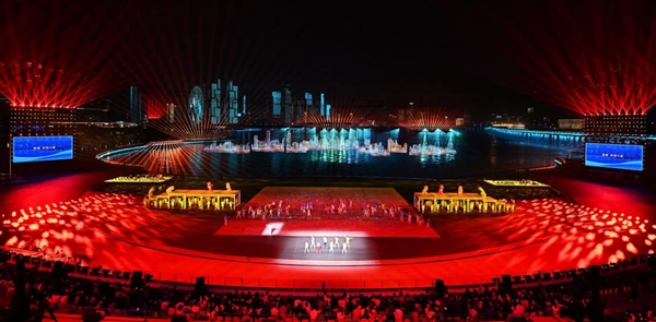 夜空中最纯正的中国红光峰科技全彩激光探照灯首秀全运会闭幕式(图3)