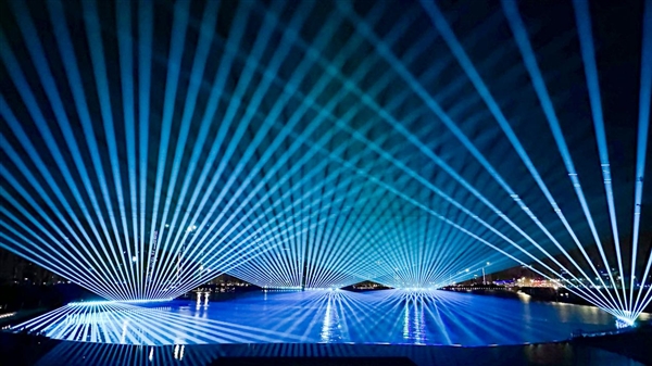 夜空中最纯正的中国红光峰科技全彩激光探照灯首秀全运会闭幕式(图4)