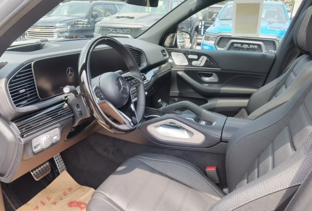 2025款奔驰GLS580成为越野爱好者心中的新宠(图2)