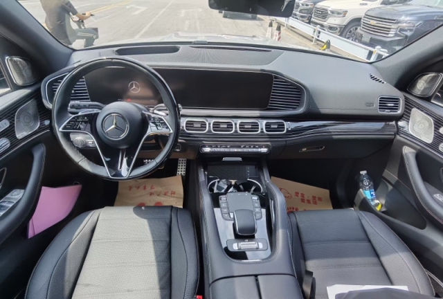 2025款奔驰GLS580成为越野爱好者心中的新宠(图3)