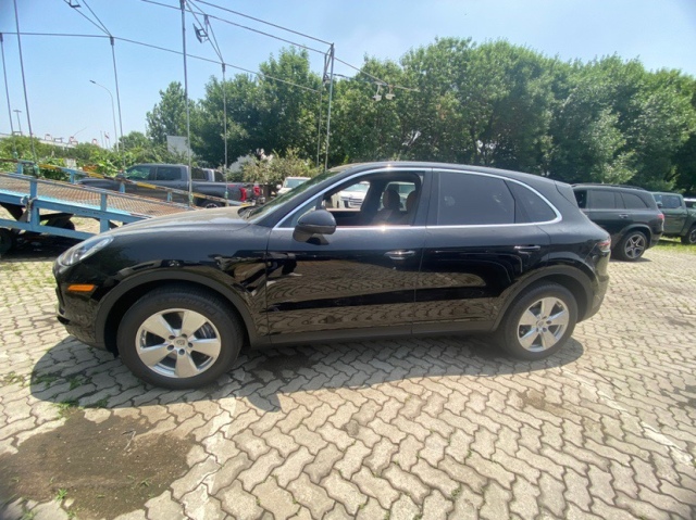 25款保时捷卡宴美规配置多可选装电动全景天窗(图2)