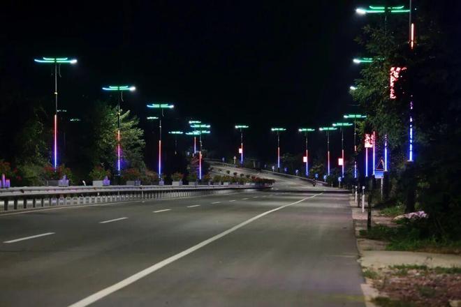 灯光暖城智联赋能！当阳智慧路灯点亮城市新夜景(图1)