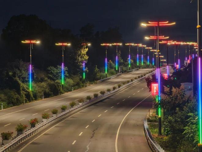 灯光暖城智联赋能！当阳智慧路灯点亮城市新夜景(图4)
