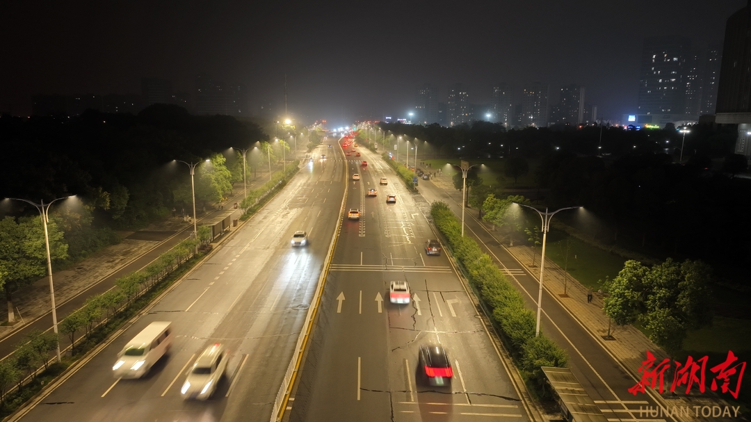 照亮出行路、温暖百姓心望城区加速推进智慧路灯改造(图1)