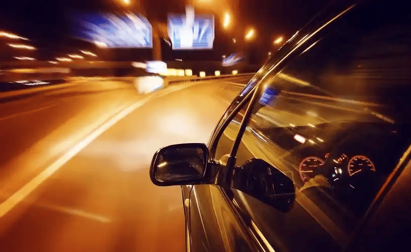 新能源汽车夜间驾驶安全技巧避开视线盲区与能耗陷阱(图1)