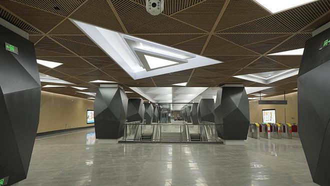 行走的“地下艺术馆”:在合肥7号线抬头邂逅“霓虹”与“竹影”(图4)