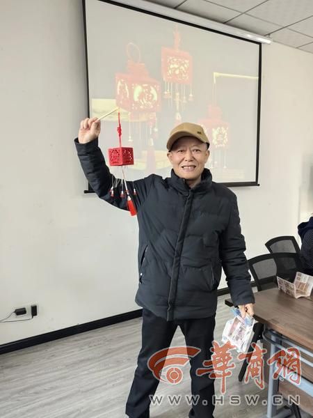 一起迎新年 毓秀园社区组织居民制作手工灯笼(图1)